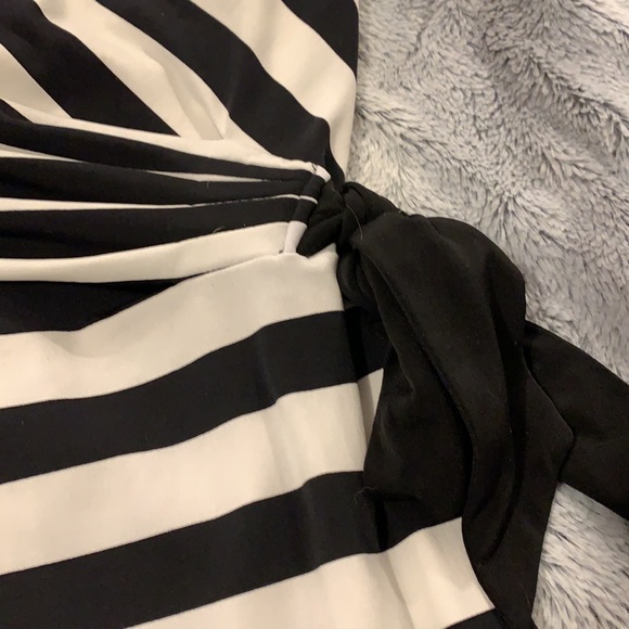 Clingy black and white dress | Le Chateau - Picture 4 of 4